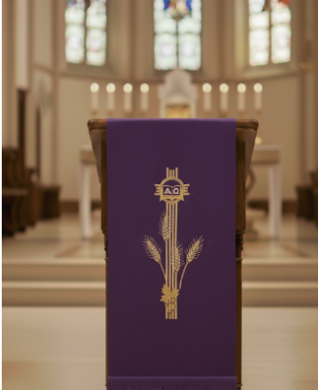 Fioletowe Nakrycie na Ambonę Lektorium Alfa Omega na Adwent i Wielki Post