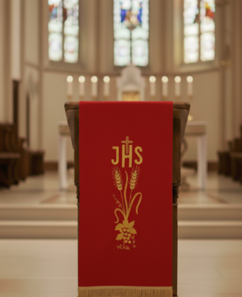 Czerwone Nakrycie na Ambonę Lektorium z Haftem JHS