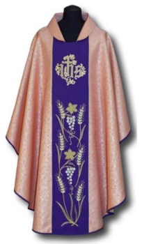 Różowy Ornat z Fioletowym Pasem i Haftem
