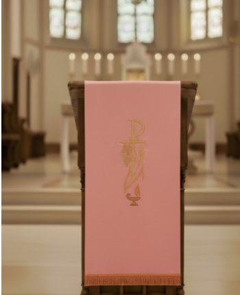 Różowe Nakrycie na Ambonę Lektorium z Haftem