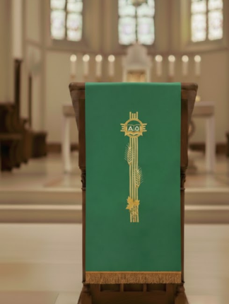 Zielone Nakrycie na Ambonę z Haftem Alfa i Omega
