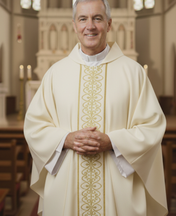 Ornat Ecru ze Zdobieniem Złotym